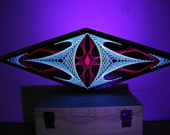ALIEN . fluoreszierende psychedelische UV-aktive String Art, handgemachtes Dekor, Dekoration für Zuhause, Psytrance Party Dekor