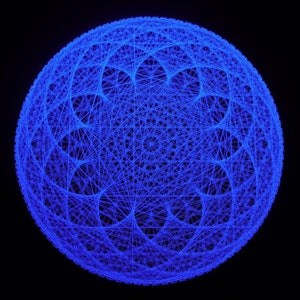 Puede incluir: Un patrón geométrico azul intrincado en forma de esfera. El patrón está formado por muchas líneas finas que se cruzan para crear un diseño complejo.