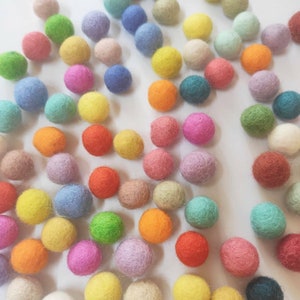 Boules de laine, pompons en feutre 15 mm, 1,5 cm, couleurs mélangées