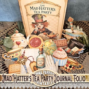 Puede incluir: Un folio de diario Mad Hatter's Tea Party con una colección de recortes de papel que incluye una tetera, tazas de té, un cupcake, una galleta, una llave, una botella con la etiqueta Drink Me, un ratón, un sombrero de copa y un guante.