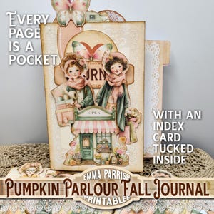 Puede incluir: Un imprimible de Pumpkin Parlour Fall Journal con el texto "Cada página es un bolsillo" y "Con una tarjeta de índice dentro". El diario presenta ilustraciones de dos chicas, una tienda y mariposas. El diario está decorado con encaje y elementos florales.