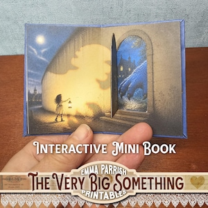 Op de afbeelding: Een interactief miniboek getiteld The Very Big Something van Emma Parrish Printables. De open pagina's tonen een nachtscène met een kind dat een lantaarn vasthoudt, een grote schaduw op een muur werpt en een open deur met een blauwe hand.