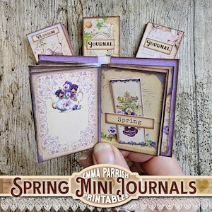 Pode incluir: Mini diários com designs florais e vintage. O diário aberto mostra uma chaleira com amores-perfeitos roxos e a palavra "Spring". Outros diários apresentam as palavras "Blossom" e "Journal". A imagem inclui o texto "Spring Mini Journals Printables."