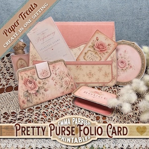 Può includere: Una collezione di creazioni di carta in stile vintage, tra cui una pochette, portafogli, biglietti e un flacone di profumo. Gli articoli presentano motivi floreali e tenui tonalità di rosa, con il testo "Paper Treats" e "Pretty Purse Folio Card Printables."
