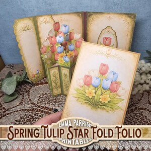 Może przedstawiać: Wydruk Spring Tulip Star Fold Folio w stylu vintage z bukietem r&oacute;żowych, niebieskich i białych tulipan&oacute;w oraz ż&oacute;łtych żonkili. Folio to wielopanelowy projekt z kwiatowymi akcentami i tekstem "Spring Tulip Star Fold Folio Printables".