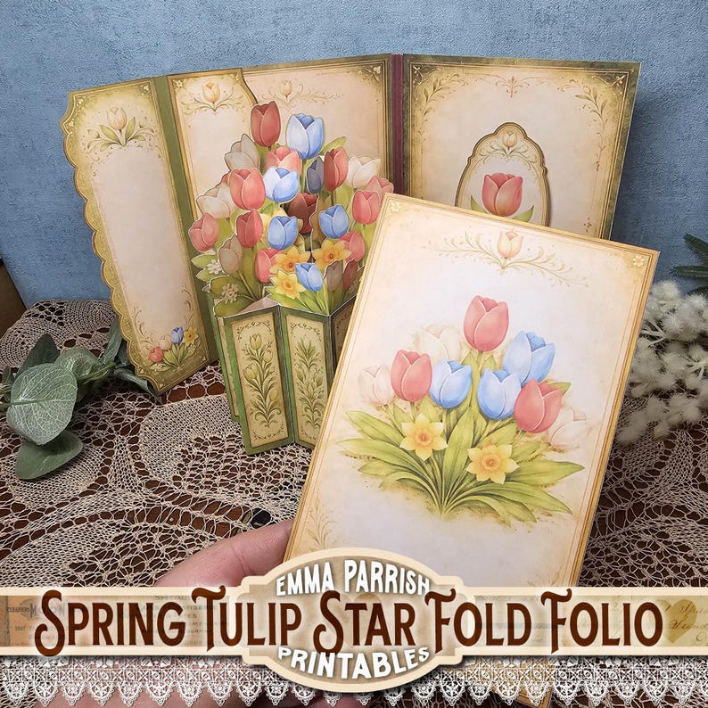 Może przedstawiać: Wydruk Spring Tulip Star Fold Folio w stylu vintage z bukietem r&oacute;żowych, niebieskich i białych tulipan&oacute;w oraz ż&oacute;łtych żonkili. Folio to wielopanelowy projekt z kwiatowymi akcentami i tekstem "Spring Tulip Star Fold Folio Printables".