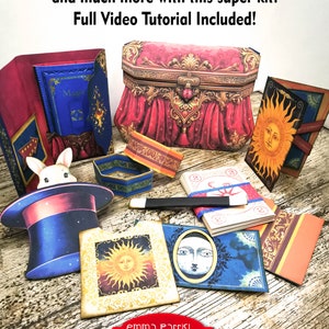 K&ouml;nnte beinhalten: Ein Bastelset zum Herstellen von Zaubertricks, darunter ein magisches Portemonnaie, farbig wechselnde Ringe und ein Journal-Folio. Das Set enth&auml;lt ein vollst&auml;ndiges Video-Tutorial. Das Bild zeigt eine Vielzahl von Gegenst&auml;nden, darunter eine verzierte rote und goldene Schachtel, ein blaues und goldenes Buch, einen Zylinderhut und eine Vielzahl von Karten mit Sonnen- und Mondmotiven.