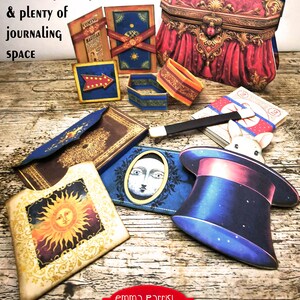 K&ouml;nnte beinhalten: Ein rotes und goldenes Journal mit den Worten "Emma Parrish MAGIC! Journaling Folio" auf der Vorderseite. Das Journal zeigt verschiedene magische Illustrationen, darunter einen Zylinder, ein Kaninchen und Spielkarten. Der Text "With 10 INTERACTIVE PROJECTS, including 5 magic Tricks & PLENTY OF journaling SPACE" ist ebenfalls auf der Vorderseite des Journals zu sehen.