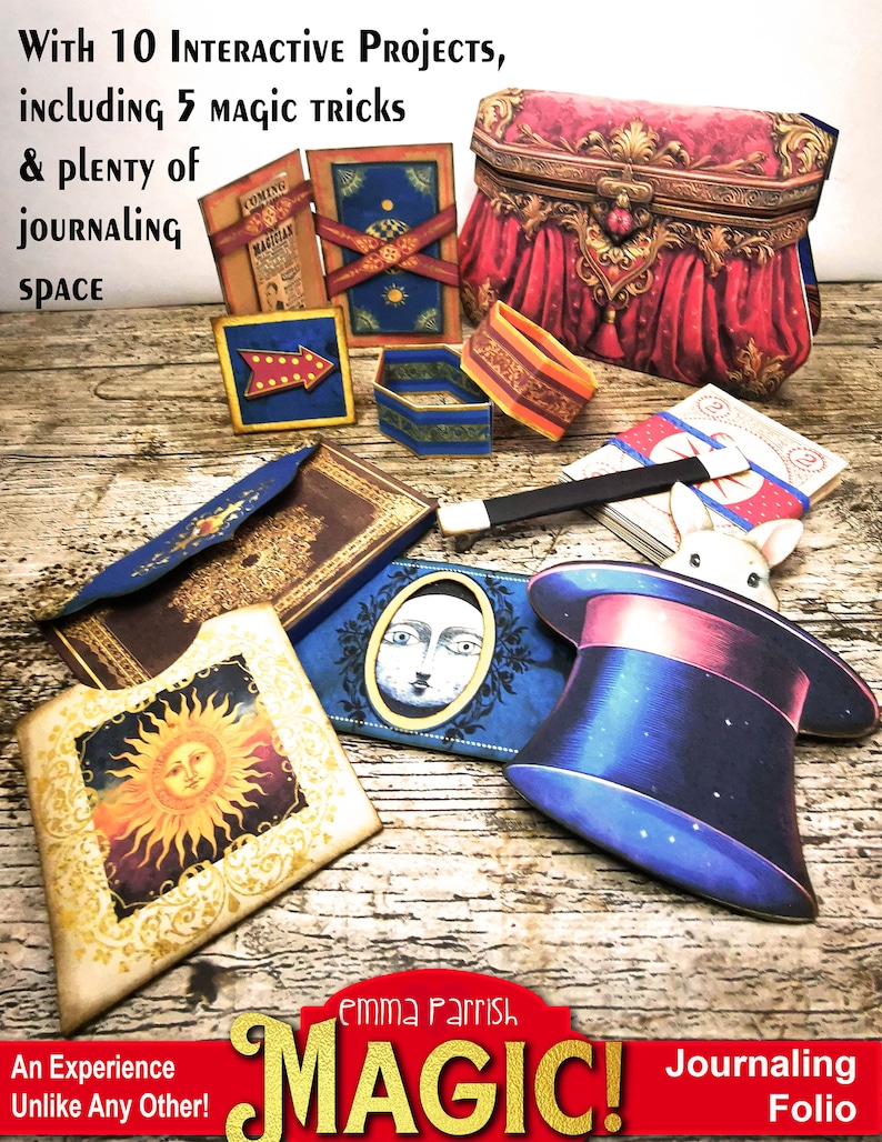 K&ouml;nnte beinhalten: Ein rotes und goldenes Journal mit den Worten "Emma Parrish MAGIC! Journaling Folio" auf der Vorderseite. Das Journal zeigt verschiedene magische Illustrationen, darunter einen Zylinder, ein Kaninchen und Spielkarten. Der Text "With 10 INTERACTIVE PROJECTS, including 5 magic Tricks & PLENTY OF journaling SPACE" ist ebenfalls auf der Vorderseite des Journals zu sehen.