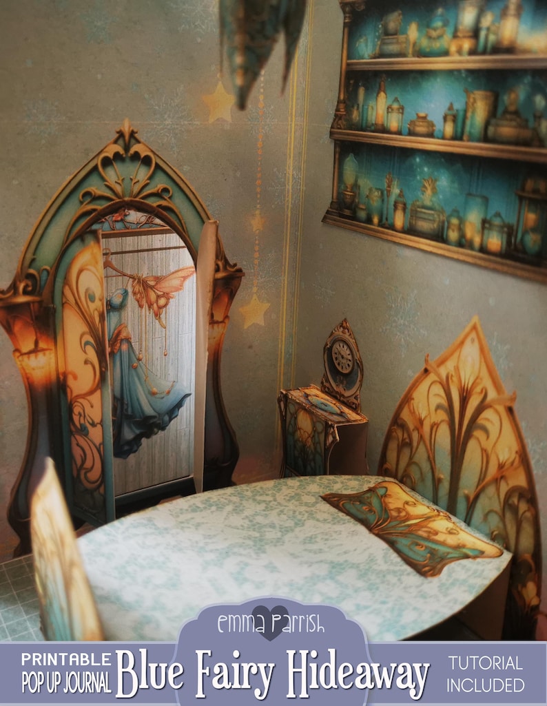 Puede incluir: Diario desplegable imprimible titulado "Blue Fairy Hideaway" con un tutorial incluido. El diario presenta una habitaci&oacute;n de hadas caprichosa con un vestido azul colgado en una puerta, una mesa con sillas, una cama y un estante con botellas.
