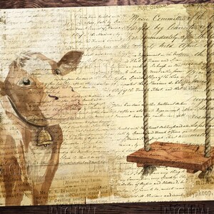 K&ouml;nnte beinhalten: Eine Vintage-Illustration einer Kuh mit einer Glocke um den Hals vor einem Hintergrund aus altem, handschriftlichem Text und einer Schaukel aus Seil.