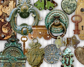 Könnte beinhalten: Eine Sammlung von Vintage-Metallbeschlägen in Grün-, Blau- und Brauntönen. Die Stücke umfassen Scharniere, Türklinken, Schlüssellocher und dekorative Akzente.