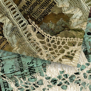 Pode incluir: Uma colagem de papel vintage com texto desbotado e uma delicada sobreposição de renda branca. O papel tem um aspecto desgastado e envelhecido com um esquema de cores azul-verde. A renda é um padrão delicado de cor branca.