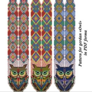 Op de afbeelding: Drie kralen-uilenmotieven voor een ketting of armband. De uilen zijn in rood, oranje, geel, groen, blauw en wit. De achtergrond is een geometrisch patroon van ruiten in rood, groen, blauw en wit.