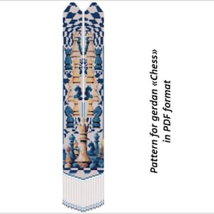 Pode incluir: Um padrão de colar de contas com um design de tabuleiro de xadrez com contas azuis e brancas. O padrão é para um colar longo e estreito com uma franja na parte inferior. O texto "Pattern for gerdan "Chess" in PDF format" está no lado direito da imagem.