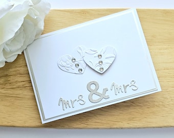 Handgemachte Mrs & Mrs Hochzeitskarte | Geprägte Herzen