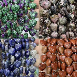 Peut inclure: Quatre sections de perles de pierres précieuses en forme de cœur de différentes couleurs. En haut à gauche : vert et violet. En haut à droite : noir, blanc et rose. En bas à gauche : bleu et blanc. En bas à droite : orange et marron. Chaque perle est enfilée.