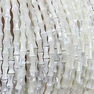 Peut inclure: Un brin de perles blanches en nacre de forme bambou. Les perles sont lisses et ont un léger éclat iridescent.