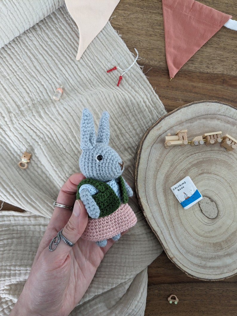 Patron crochet : Lapin tout-petit armoire The Cottontail Family image 6