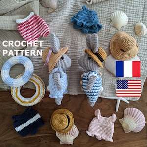 Può includere: Schema all'uncinetto per due giocattoli amigurumi di coniglio che indossano abiti estivi. I conigli indossano salopette a righe blu e bianche, cappelli di paglia e hanno la pelliccia grigia. Lo schema include istruzioni per realizzare gli abiti, i cappelli e gli accessori. L'immagine include anche una varietà di altri articoli all'uncinetto, tra cui un salvagente a righe blu e bianche, un vestito rosa, un costume da bagno a righe blu e bianche e un cappello di paglia.