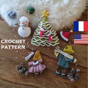 Può includere: Schema all'uncinetto per un albero di Natale, un pupazzo di neve e due figure con abiti invernali. Lo schema include istruzioni per realizzare un albero di Natale verde con decorazioni bianche, un pupazzo di neve bianco con un cappello e una sciarpa neri, una ragazza con un vestito rosa e un cappello giallo, e un ragazzo con un maglione blu, pantaloni marroni e un cappello giallo. Lo schema è disponibile in inglese e francese.