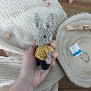 Patron crochet : Lapin tout-petit armoire The Cottontail Family image 3