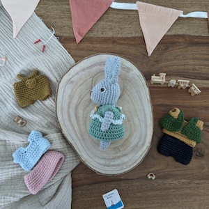 Patron crochet : Lapin tout-petit armoire The Cottontail Family image 5