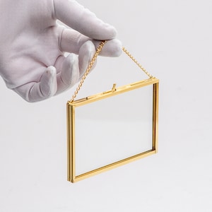 Cadre photo flottant en verre 5x3" avec laiton doré, double cadre horizontal, idéal pour une composition de fleurs pressées.