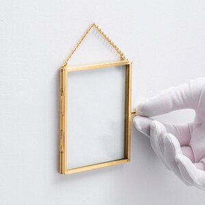 Moldura de vidro flutuante 4x3" em latão dourado para pendurar na parede, dupla, vertical, perfeita para arranjos de flores prensadas.