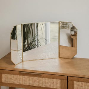 Espejo de maquillaje de 24 x 12 pulgadas, de latón, para escritorio, dorado, decorativo, escandinavo, portátil, para dormitorio, estilo bohemio, moderno, regalo de Navidad