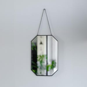 Espejo de 12 x 8" de estilo nórdico bohemio elegante y negro para tu baño. Mejora tu espacio con un elegante espejo de maquillaje y un colgador de pared decorativo.