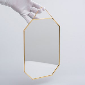 Espejo de latón de 11 x 8 pulgadas para colgar en la pared, decoración de baño estilo bohemio, maquillaje de estilo nórdico, dorado con colgador de pared decorativo