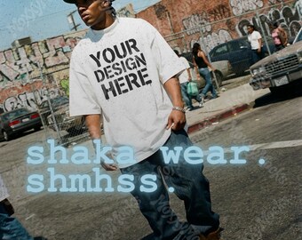Camiseta blanca extragrande estilo streetwear de Shaka Wear, maqueta urbana, camisa blanca de peso pesado, estilo años 90 para hombre negro, camiseta Shaka Wear personalizada