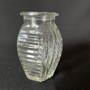Jarrón de jacinto Art Déco francés antiguo de 13 cm (5 pulgadas) en vidrio moldeado, 1930 - Fabricado en Francia. Rascacielos con flores, patrón geométrico en relieve.
