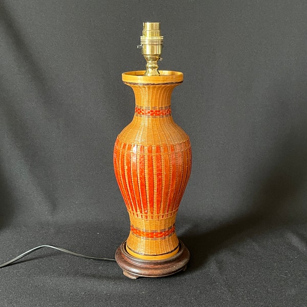 Große chinesische Vintage-Lampe 1970 aus geflochtenem Bambus auf antiker Porzellanvase aus Shanghai. Hergestellt in China. Chinesisches antikes altes Rattan