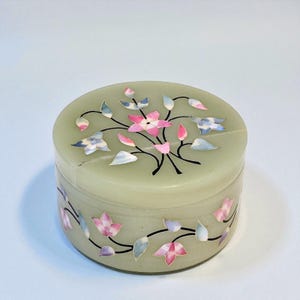 Grande Boîte à bijoux avec couvercle en marbre d'onyx vert pierre naturelle vintage 1970 coffret vide-poches marqueterie fleurs de nacre
