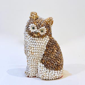 Gran figura francesa Gato en conchas recuerdo vintage de la costa 1960 1970 Hecho en Francia gatito decoración casa de playa océano