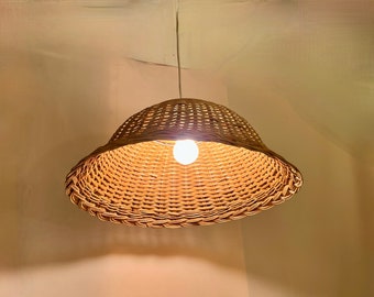 Grande suspension en rotin des années 60 vintage campagne bohème chic luminaire plafonnier lustre 60s osier 1960 rustique abat-jour 1960