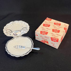 Vintage scallop butter dish shell silver metal and glass 1970s caviar dish caviar bowl Made in England Queen Anne box