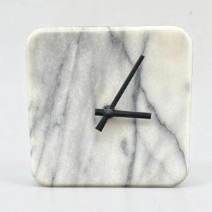 Minimalistische witte marmeren wandklok uit de jaren 80, vierkante witte marmeren wandklok, klok in mid-century modernistische stijl, Bauhaus-design