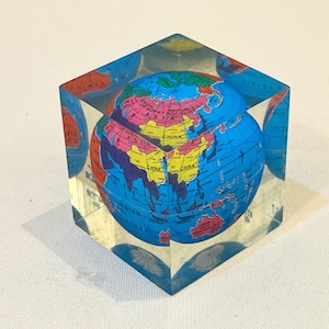 Miniatur-Erdglobus KLM G T, Vintage-Weltkarte der 1970er und 1980er Jahre, Einschluss in quadratischem Harz, Plexiglas, Werbung, Briefbeschwerer, Souvenir