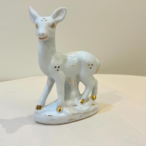 Statuetta decorativa francese d&#39;epoca raffigurante una cerva in porcellana bianca dorata - inizio XX secolo, Art Déco, anni &#39;30, in ceramica e terracotta, realizzata in Francia.