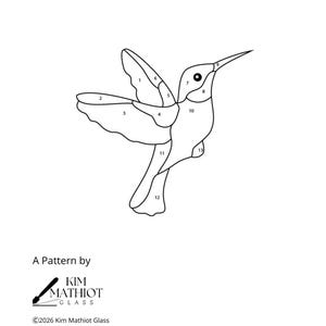 Op de afbeelding: Zwart-witte lijntekening van een robijnkeelkolibrie, met genummerde secties. De tekst "A Pattern by Kim Mathiot Glass" en een copyrightvermelding zijn opgenomen. De kolibrie wordt in profiel getoond met uitgespreide vleugels.