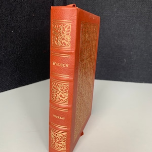 Easton Press Walden Henry David Thoreau Fine Leather Collectors Edition 1981Goede plankkleding. Dit boek heeft gewreven randen en slijtage t