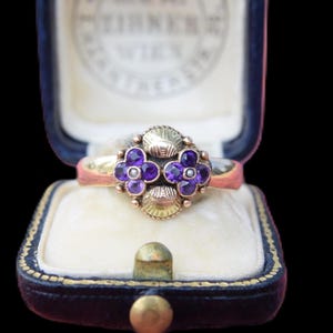Antique victorian conversion 14 ct gold ring with amethysts and akoya pearls, lilac and shell symbol made around 1880