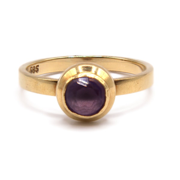 Modern 14 ct. gold and amethyste solitaire ring, simple design, made around 2000