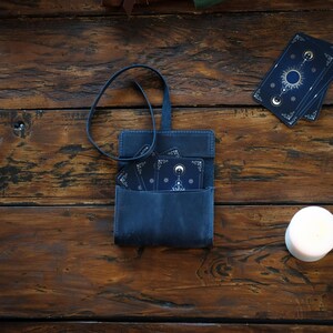 Étui pour cartes de tarot en cuir minimaliste, pochette de jeu de tarot personnalisée, support pour outils divinatoires, rangement pour sac de tarot, cadeau de fan de tarot, cadeau de lecteur de tarot