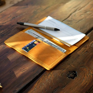 Anpassad checkhäftehållare, checkhäftesplånbok i läder, checkhäftesomslag i två stycken, checkhäftefodral, företagspresent, affärspresent till chefen