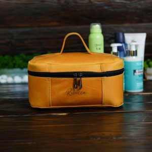 Leather Makeup Bag, Personalized Dopp Kit, Named Toiletry Bag Women, Large Cosmetic Bag, Mom Christmas Gift, Make Up Travel Bag with Handle