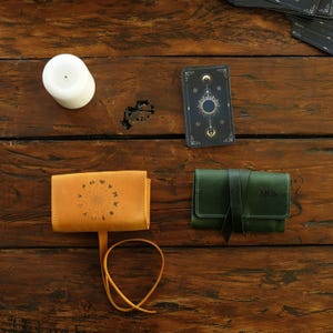 Sternzeichen Tarot Kartenetui, Leder Tarot Deck Halter Beutel, Weissagungs Werkzeuge, Tarot Wrap Organisieren, kundenspezifisches spirituelles Geschenk, Tarot Leser Geschenk